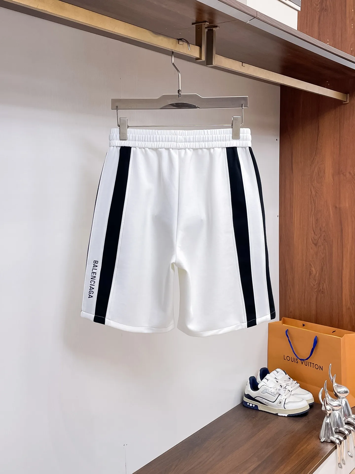 Balenciaga's three-standard complete 2026 summer New Arrival men's casual shorts, advanced custom-made Breathable fabric, Breathable fabric, extremely stretchy and comfortable, impeccable details, top-grade accessories, original logo design concept, delicate and soft feel! The upper body fit is awesome! Size: M-XXXL Please state your height and weight when ordering